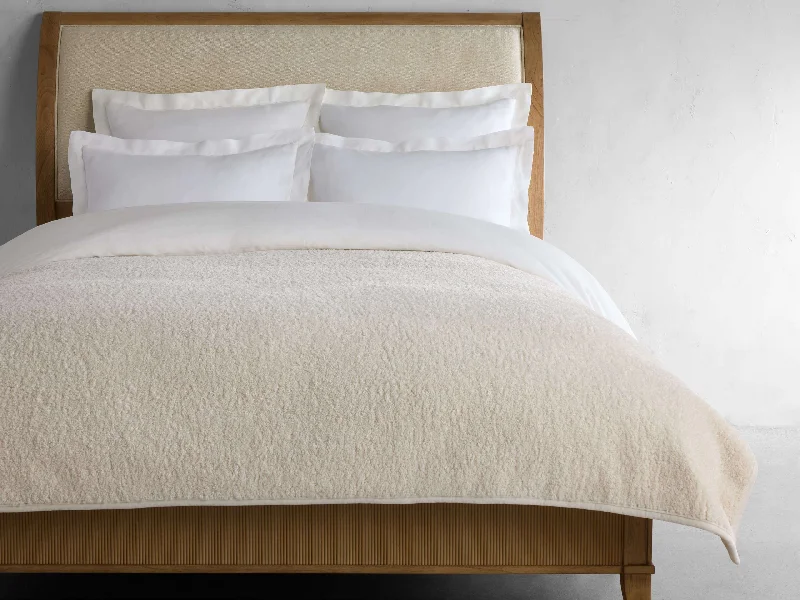 Traditional patchwork quilted bed blanketsChenille blankets with a thick and fuzzy textureFaux Sherpa Bed Blanket Traditional patchwork quilted bed blanketsChenille blankets with a thick and fuzzy textureFaux Sherpa Bed Blanket