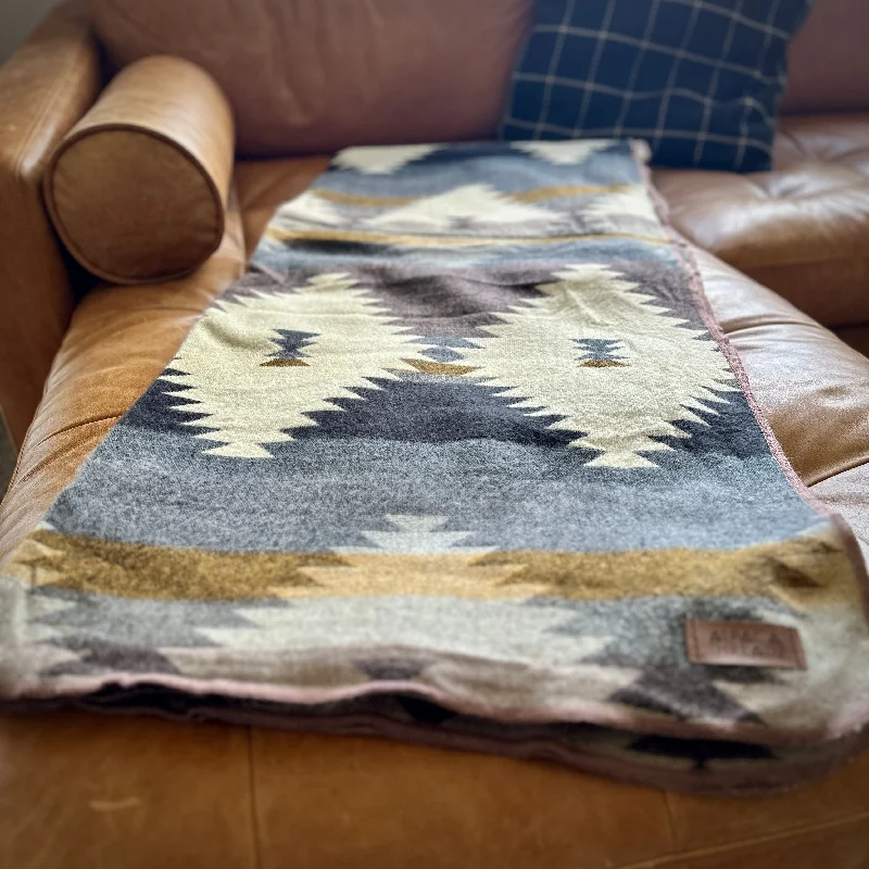 Flannel Christmas - themed holiday blanketsMohair blankets with a unique sheen and softnessAlpaca Threadz Andean Alpaca Wool Blanket - Rocky Flannel Christmas - themed holiday blanketsMohair blankets with a unique sheen and softnessAlpaca Threadz Andean Alpaca Wool Blanket - Rocky