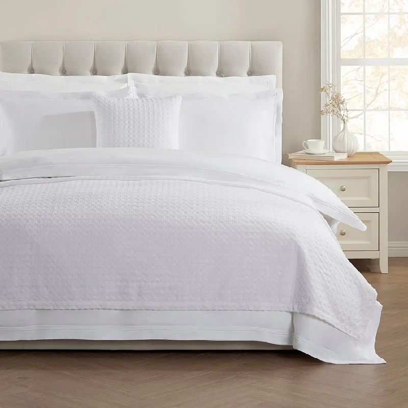 Anti - bacterial microfiber travel blanketsKing - size blankets to cover large beds comfortablyFlorence Throw 59" x 79" - White Anti - bacterial microfiber travel blanketsKing - size blankets to cover large beds comfortablyFlorence Throw 59" x 79" - White