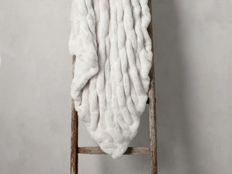 Reversible plaid pattern wool blanketsSilk blankets with a smooth and elegant touchFaux Fur Luxe Oversized Pleated Throw Reversible plaid pattern wool blanketsSilk blankets with a smooth and elegant touchFaux Fur Luxe Oversized Pleated Throw