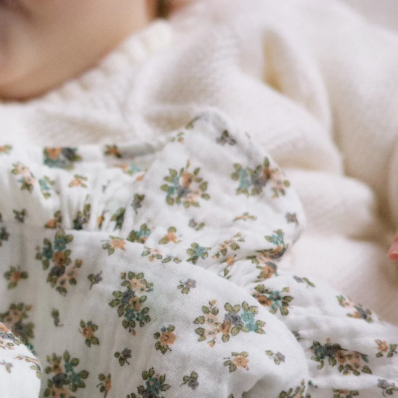 Cooling gel - infused summer bed blankets​Baby blanket - White & Flowers