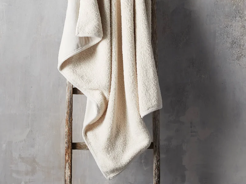 Sherpa lined fleece blankets for warmthMicrofiber blankets that are durable and easy to care forFaux Fur Sherpa Throw Sherpa lined fleece blankets for warmthMicrofiber blankets that are durable and easy to care forFaux Fur Sherpa Throw