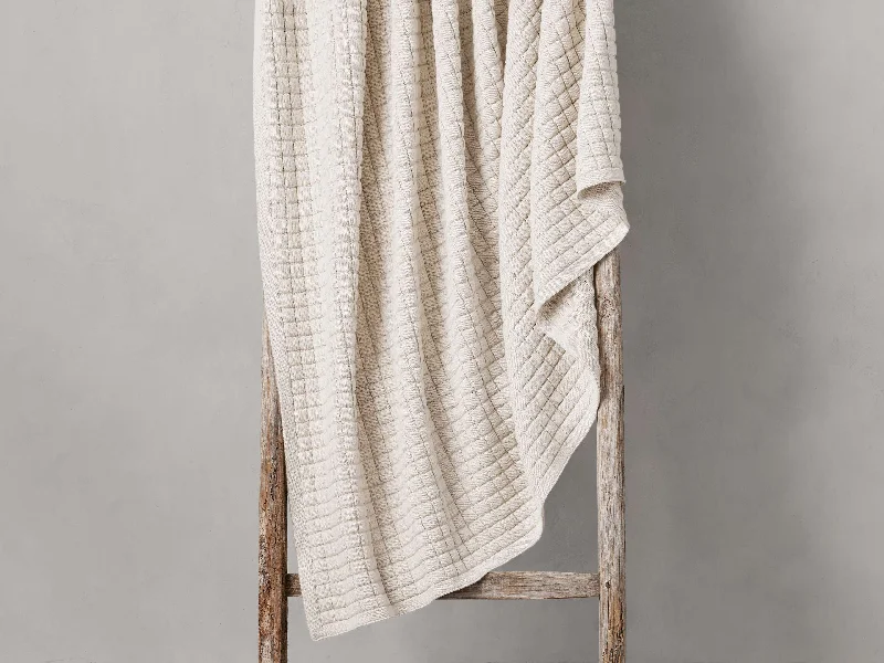 Knitted chunky cable knit throw blanketsAlpaca wool blankets for a hypoallergenic and warm optionLida Knit Throw Knitted chunky cable knit throw blanketsAlpaca wool blankets for a hypoallergenic and warm optionLida Knit Throw