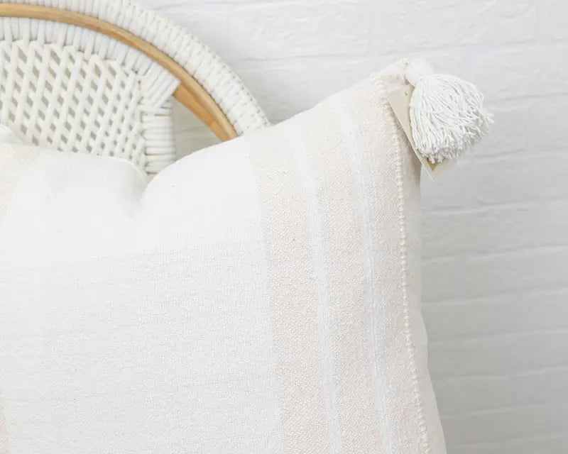 Luxury cashmere winter blanketsKing - size blankets to cover large beds comfortablyPom-Pom Cotton Pink Cushion Luxury cashmere winter blanketsKing - size blankets to cover large beds comfortablyPom-Pom Cotton Pink Cushion