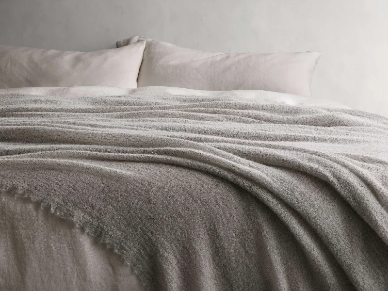 Chunky knit wool - blend throw blanketsFleece blankets for a cozy and plush textureItalian Alpaca Boucle Bed Blanket Chunky knit wool - blend throw blanketsFleece blankets for a cozy and plush textureItalian Alpaca Boucle Bed Blanket