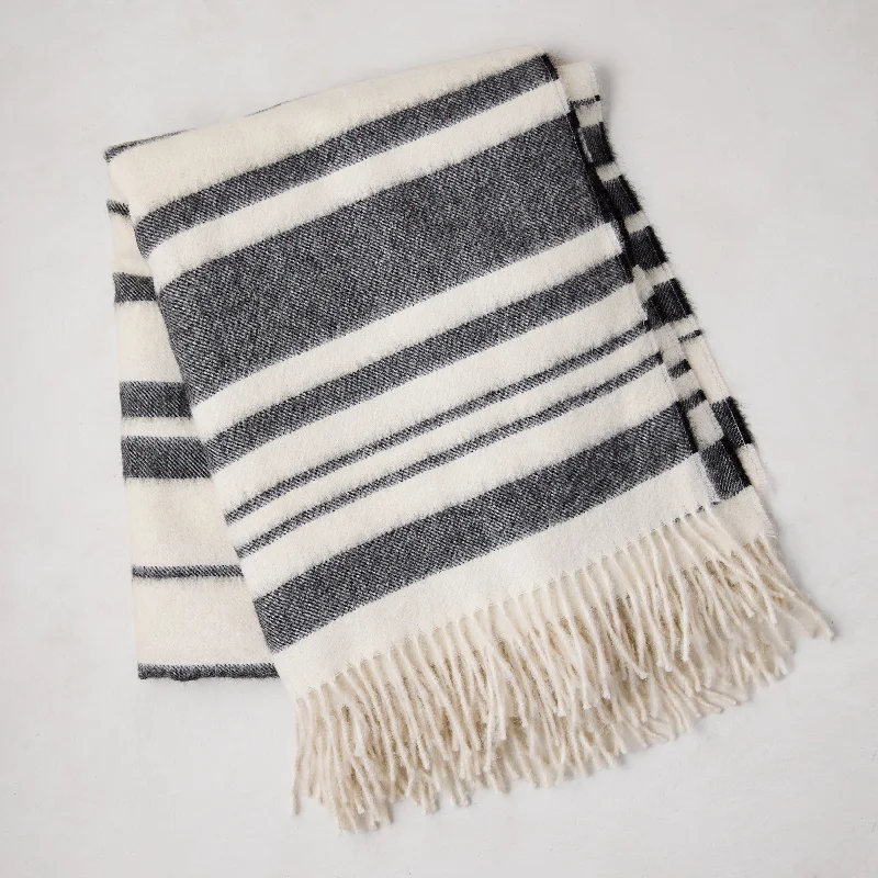 Hypoallergenic bamboo fiber blanketsSilk blankets with a smooth and elegant touchDiane Keaton + Hudson Grace Alpaca Black & White Striped Throw Blanket Hypoallergenic bamboo fiber blanketsSilk blankets with a smooth and elegant touchDiane Keaton + Hudson Grace Alpaca Black & White Striped Throw Blanket