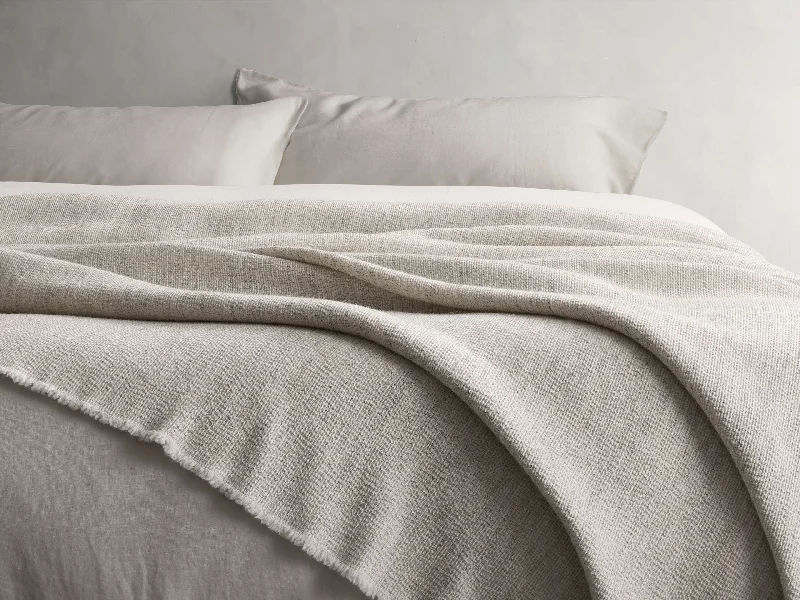 Glow - in - the - dark kids sleepover blanketsChenille blankets with a thick and fuzzy textureItalian Wool Bed Blanket Glow - in - the - dark kids sleepover blanketsChenille blankets with a thick and fuzzy textureItalian Wool Bed Blanket