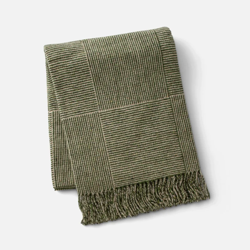 Waterproof picnic blankets with carrying handleRecycled polyester blankets for an eco - conscious optionMerino Basket Weave Throw Waterproof picnic blankets with carrying handleRecycled polyester blankets for an eco - conscious optionMerino Basket Weave Throw