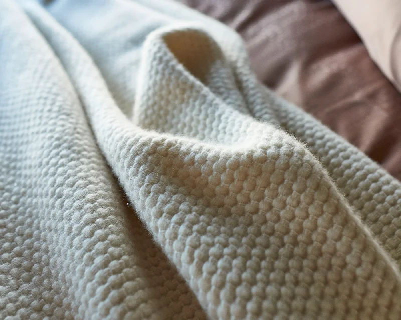 Anti - static acrylic blankets for sensitive skin​Microfiber blankets that are durable and easy to care forHimalaya | Throw