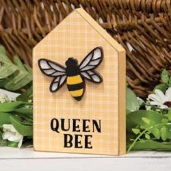 Bed skirts with a scalloped hem for a charming detailQueen Bee Plaid Block Sitter